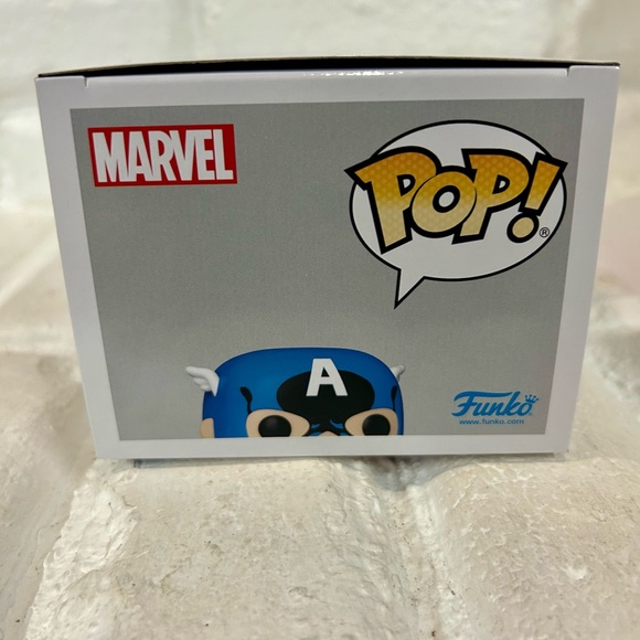 Captain America with Pin - Picture 5 of 6